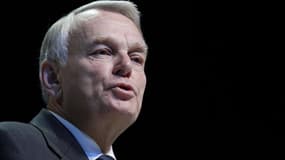 Jean-Marc Ayrault maintient son objectif de ramener le déficit public à 3% du PIB en 2013 malgré les doutes de certains ténors du Parti socialiste relativisant l'importance de cet objectif. /Photo prise le 25 septembre 2012/REUTERS/Stephane Mahé