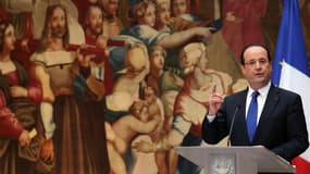 François Hollande a présenté mardi ses voeux aux dirigeants des administrations et institutions publiques. Le chef de l'Etat a défendu son projet de rationalisation des dépenses de l'Etat par rapport à celui de Nicolas Sarkozy, promettant devant un parter