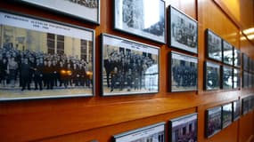 Mur de photos de précédentes promotions de l'ENA dans ses locaux de Strasbourg.