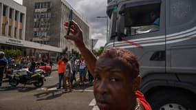 Des passants soutiennent des camionneurs participant à un convoi de protestation tentant d’atteindre la préfecture de Fort-de-France, sur l’île française de la Martinique, dans les Caraïbes, en marge des protestations contre la vie chère. Le 24 septembre 2024. (Photo d'illustration)
