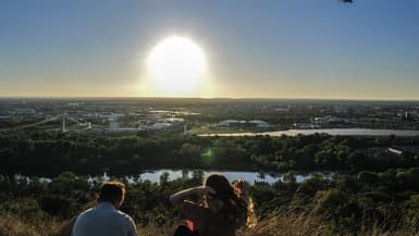 Deux personnes regardent le coucher de soleil, à Toulouse, le 25 septembre 2023. (Photo d'illustration)