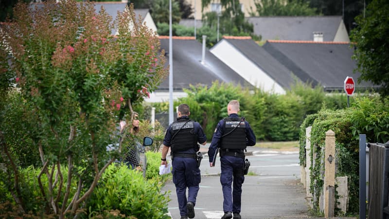 Des gendarmes du PSIG recherchent le fugitif, à Montreuil-Juigné (Maine-et-Loire) le 4 juillet. 