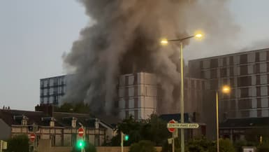 Les fumées qui se sont dégagées de l'incendie. 