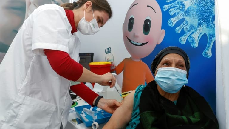 Une femme se fait injecter un vaccin contre le Covid-19 à Tel-Aviv, en Israël, le 3 janvier 2021 (photo d'illustration)