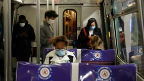 Des Parisiens dans le métro le 11 mai 2020, au premier jour de la levée progressive des mesures de confinement