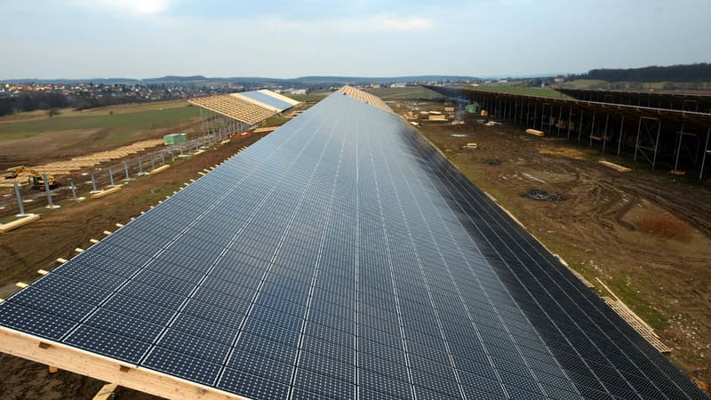 Des panneaux solaires installés sur des hangars dans une ferme de l'Est de la France (photo d'illustration).