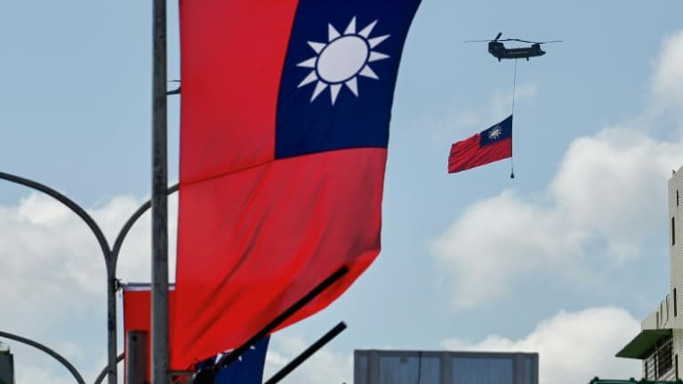 Un hélicoptère CH-47 Chinook transporte un drapeau taïwanais à l'occasion de la fête nationale à Taipei le 10 octobre 2021
