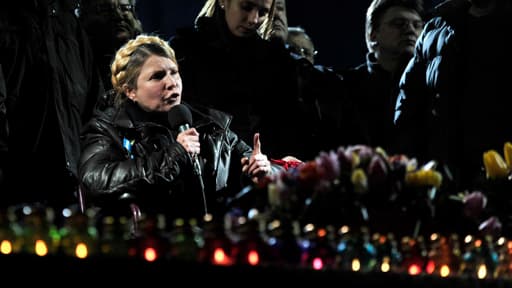 Ioulia Timochenko s'exprimant devant la foule réunnie place Maïdan à Kiev.