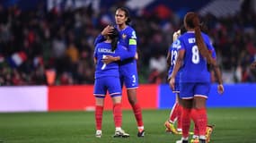 Wendie Renard, Sakina Karchaoui et les féminines de l'équipe de France lors de France-Irlande. 