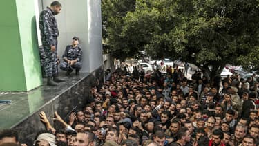 Des centaines d'habitants de la bande de Gaza patientent pour obtenir l'aide financière du Qatar, le 10 novembre 2018