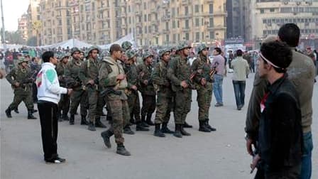 Soldats égyptiens déployés place Tahrir au Caire. Le Conseil suprême des forces armées, au pouvoir en Egypte, a annoncé dimanche la suspension de la Constitution et la dissolution du parlement. Les militaires précisent qu'ils resteront au pouvoir pour une