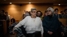 La militante d'Attac Geneviève Legay , gravement blessée le 23 mars 2019 lors d'une manifestation des "gilets jaunes", regarde le début du procès du policier Rabah Souchi, au tribunal de Lyon, le 11 janvier 2024.