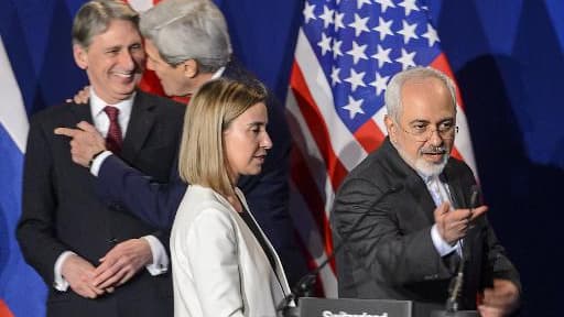 Philip Hammond, John Kerry, Federica Mogherini et Mohammad Javad Zarif s'apprêtent à annoncer la conclusion sur un accord cadre le 2 avril 2015 à Lausanne