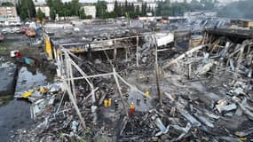 Le centre commercial bombardé à Krementchouk. 