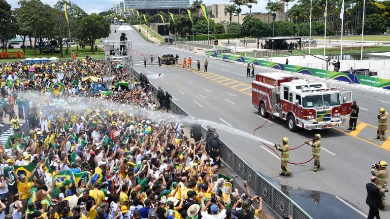 Les canons à eaux arrosent la foule qui attend l'investiture de Jair Bolsonaro ce mardi à Brasilia au Brésil. Les canons à eaux arrosent la foule qui attend l'investiture de Jair Bolsonaro ce mardi à Brasilia au Brésil.