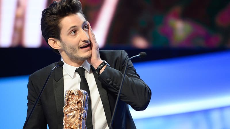 Pierre Niney recevant le 20 février le césar du meilleur acteur pour son rôle dans Yves Saint Laurent.