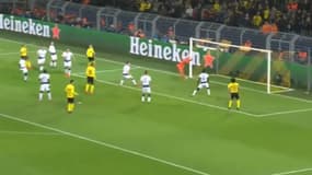 Hugo Lloris s'envole pour claquer une frappe de Mario Götze.