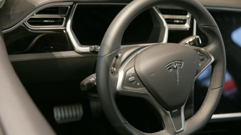 Elon Musk, le directeur général de Tesla, promet de vendre "plusieurs millions" de voitures électriques d'ici 2025. 