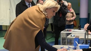 Marine Le Pen dépose son bulletin de vote dans un bureau de vote à Henin-Beaumont, le 15 mars 2020