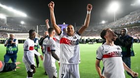 Kylian Mbappé et Vitinha célèbrent un but du PSG à Barcelone en Ligue des champions, le 16 avril 2024