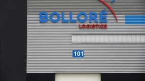 Le logo de Bolloré Logistics sur un bâtiment du groupe à l'aéroport Roissy-Charles De Gaulle, en avril 2019, photo d'illustration