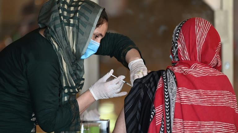 Une femme reçoit une dose de vaccin Sinopharm le 20 mai 2021 à Islamabad.