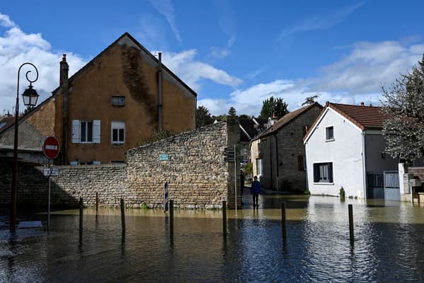 Les rues inondées du vilalge de Velars-sur-Ouche (Côte-d'Or) le 1er avril 2024