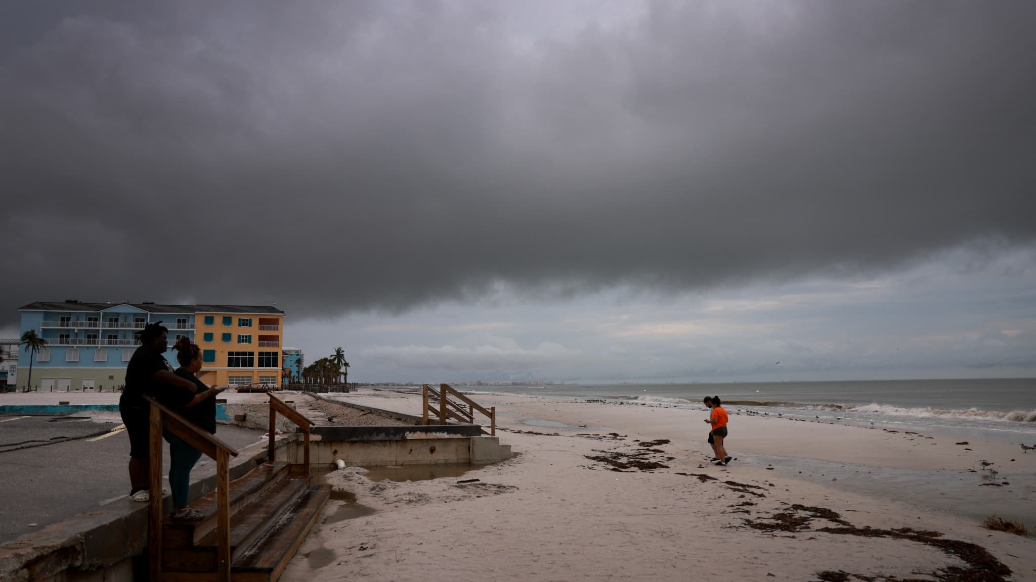 Des personnes visitent la plage alors que des nuages d’orage planent au-dessus de leur tête avant l’arrivée de l’ouragan Milton, le 08 octobre 2024, à Fort Myers, en Floride. (Photo d'illustration)