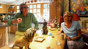 Patrick et Isabelle Balkany dans leur moulin de Giverny le 5 août 2022.