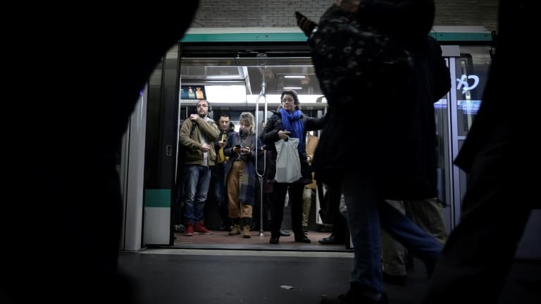 Des passagers dans une rame à la station de métro Chatelet à Paris, le 17 décembre 2019.