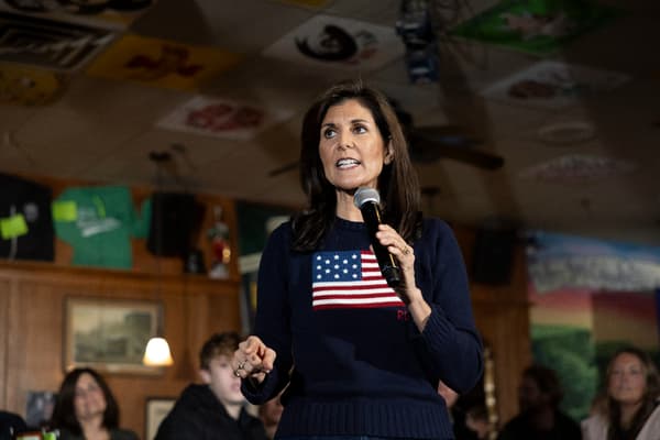 Nikki Haley, ancienne ambassadrice des États-Unis aux Nations unies et candidate républicaine à l'élection présidentielle de 2024, s'exprime lors d'une étape de sa campagne au Mickey's Irish Pub à Waukee, dans l'Iowa, le 9 janvier 2024.