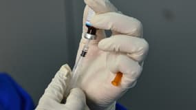 Le vaccin Bacillus Calmette-Guérin (BCG) contre la tuberculose dans un centre de santé communautaire à Banda Aceh, en Indonésie, le 15 juin 2020.