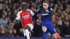Bukayo Saka en duel avec Jarrod Bowen lors du match Arsenal-West Ham