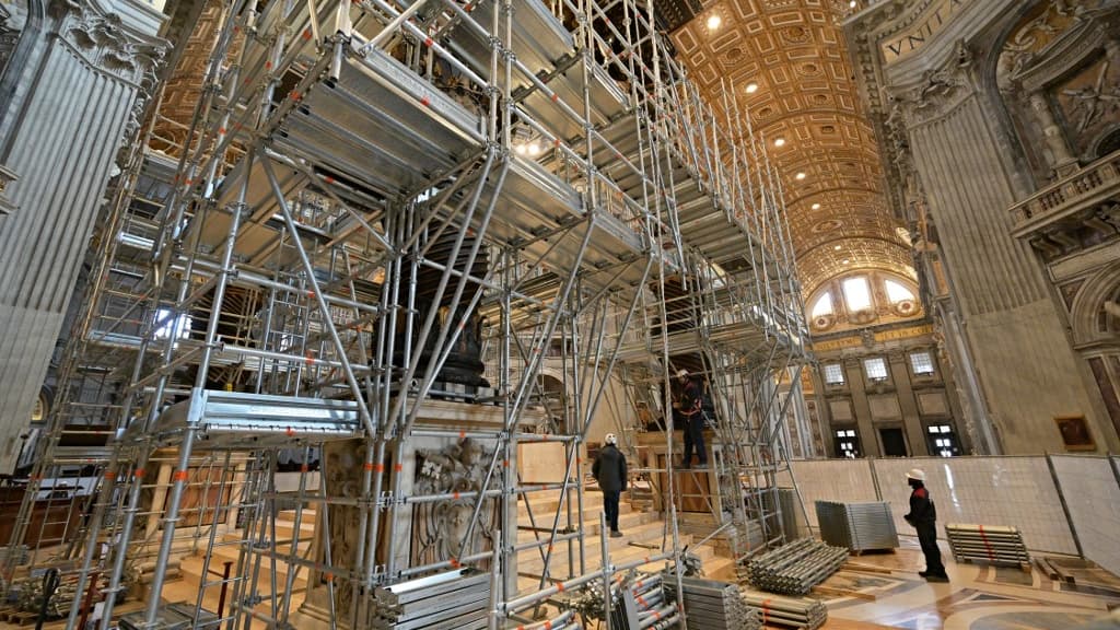 Le Baldaquin de la basilique Saint-Pierre de Rome en travaux le 21 février 2024