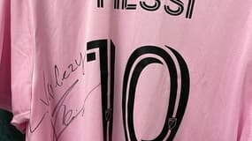 Lionel Messi dédicace son maillot pour Valeriy Zaluzhnyi, chef de l'armée ukrainienne
