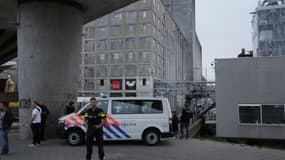 La police évacue la salle de concert Maassilo, le 23 août 2017 à Rotterdam aux Pays-Bas