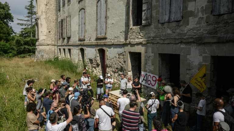 Des opposants au projet très contesté de l'autoroute A69 Toulouse-Castres tiennent une conférence de presse près de Maurens-Scopont, dans le Tarn, le 5 juillet 2025 