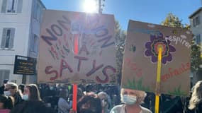 Près de 1000 personnes se sont réunies à Marignane, dans les Bouches-du-Rhône, pour protester contre l'implantation de l'usine Satys.