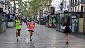 Des Barcelonais font un footing sur La Rambla, le 18 août 2017, au lendemain de l'attaque à la voiture-bélier perpétrée sur cette artère du centre de la ville. 