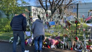 Des parents déposent des fleurs devant le collège des Sept arpents, à Souffelweyersheim, quatre jours après la mort d'une élève.