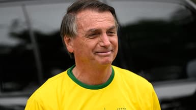 Le président brésilien et candidat à sa réélection Jair Bolsonaro vote lors du premier tour de la présidentielle, à Rio de Janeiro, le 2 octobre 2022