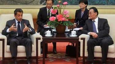 Nicolas Sarkozy (ici avec le président de l'Assemblée nationale populaire chinoise Wu Bangguo), rattrapé par la crise de la dette grecque pendant sa visite d'Etat en Chine, a dénoncé jeudi des attaques spéculatives contre l'euro. /Photo prise le 29 avril