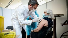 Le ministre de la Santé Olivier Véran vaccine un patient contre le Covid-19 à Montrouge le 11 mai 2021