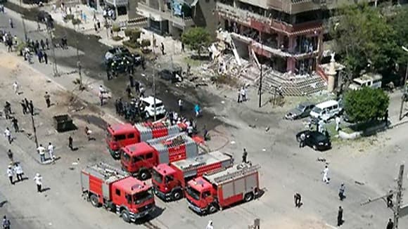La même scène, quelques instants plus tard, après l'intervention des pompiers. La même scène, quelques instants plus tard, après l'intervention des pompiers.