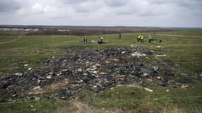 Enquêteurs néerlandais et malaisiens travaillent sur les lieux du crash du vol MH17 près du village de Grabove, en Ukraine, 
le 16 avril 2015.