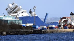 Le navire The Petrel a été partiellement renversé par les vents dans le port d'Edimbourg le 22 mars 2023