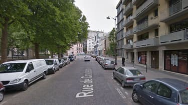 Les stylos-pistolets ont été trouvés par la police dans un immeuble de la rue de Croulebarbe, dans le 13e arrondissement de Paris.