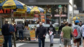 Des personnes sans masque de protection dans une rue de Manhattan, le 27 avril 2021 à New York.