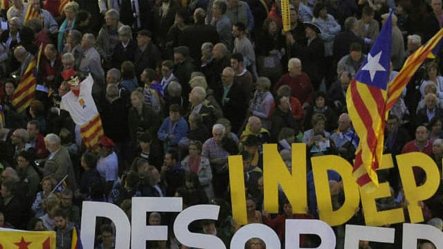 Un homme s'apprête à voter à Badalona, le 27 septembre 2015. 