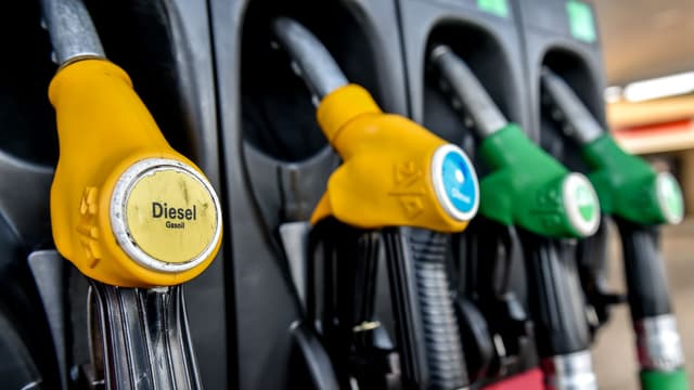 En moyenne sur le territoire français, le litre de gazole a coûté moins d'un euro la semaine dernière.